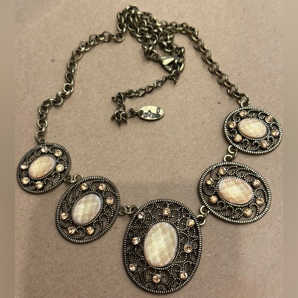 Vintage-Inspired Gold Necklace with Intricate Details D7